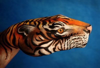 نقاشی حیوانات روی دست